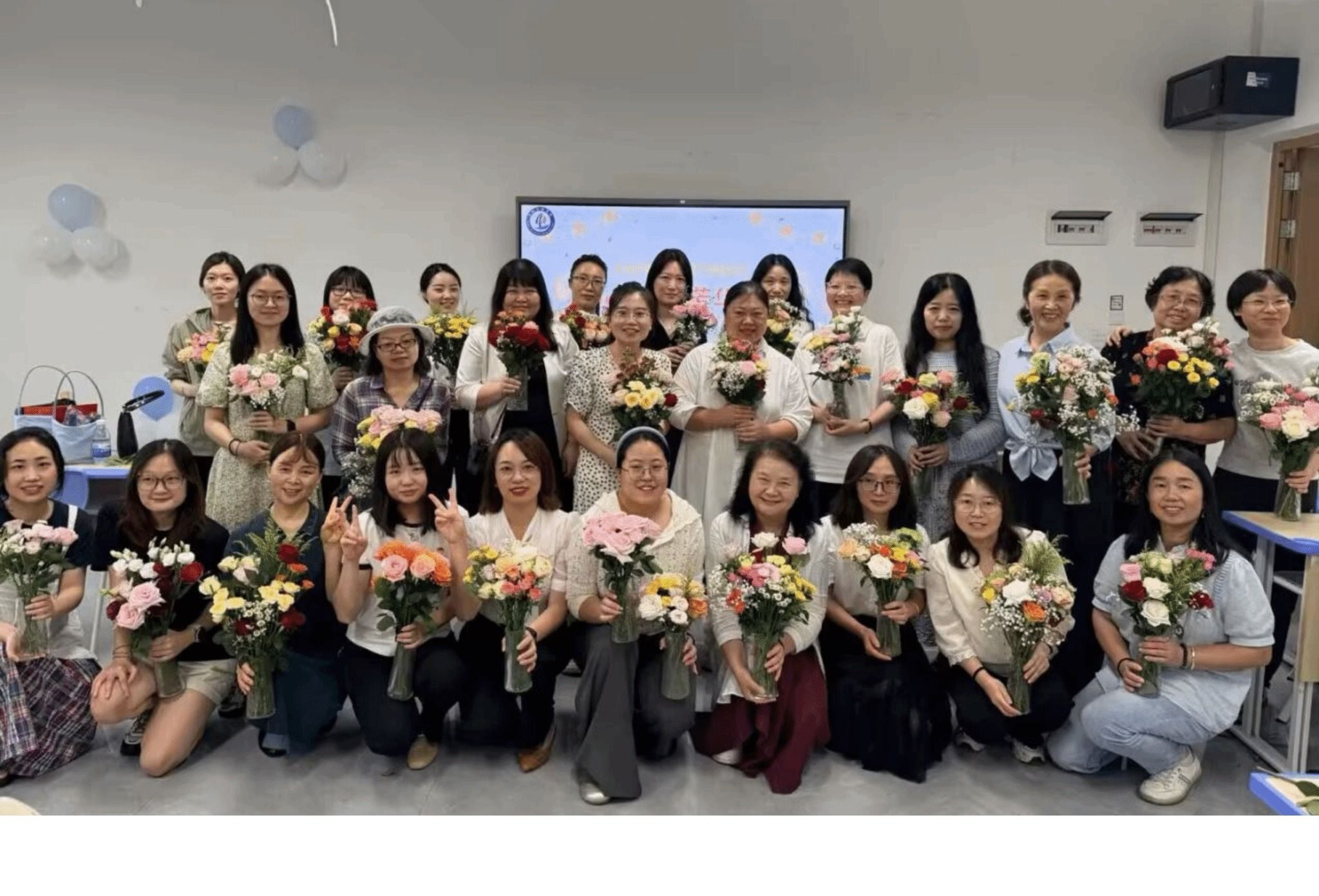“师心筑梦，芳华同庆” 外语外贸学院教师集体生日会
