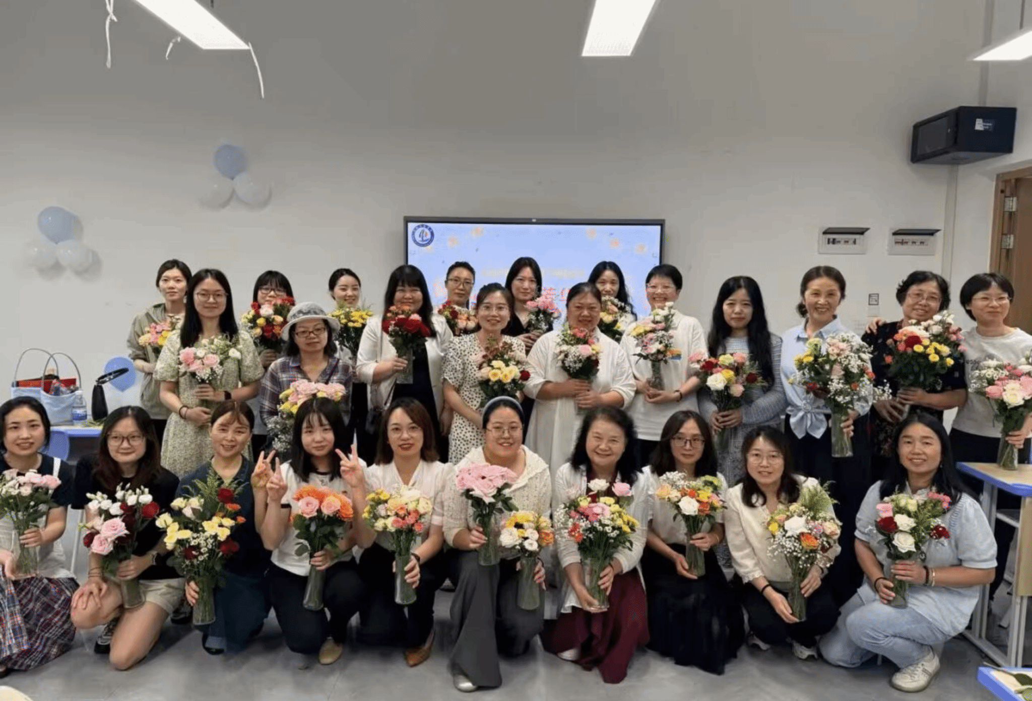 “师心筑梦，芳华同庆” 外语外贸学院教师集体生日会成功举办