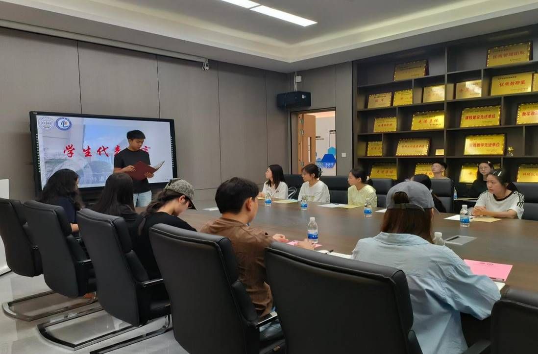 图为学生代表发言2