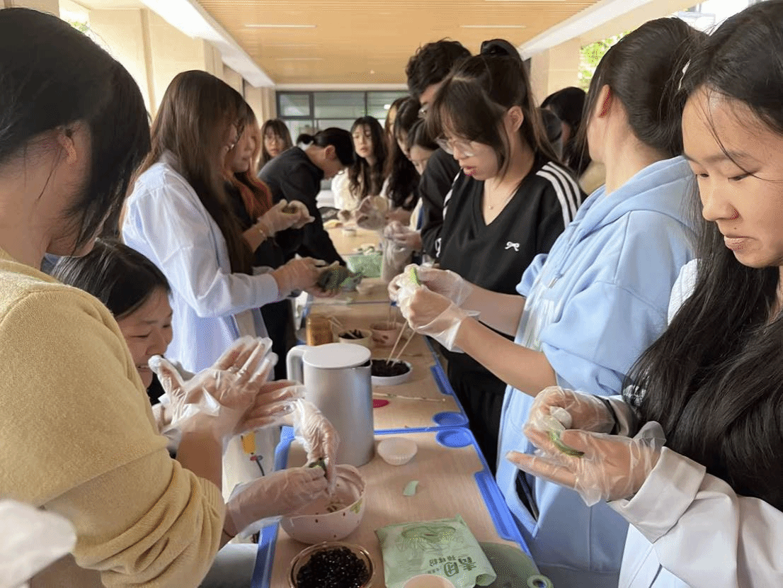 (同学们积极参与)