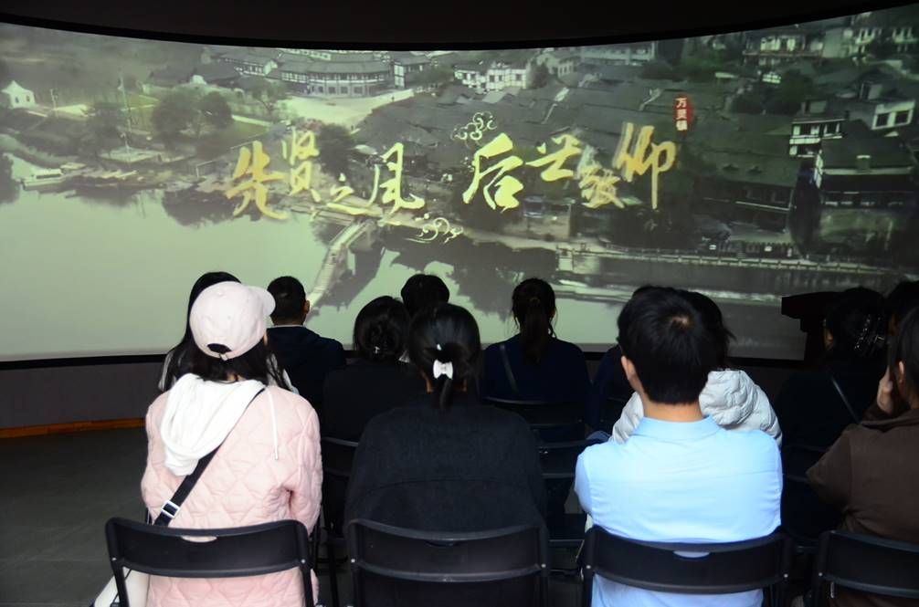 图为观看喻茂坚纪念片