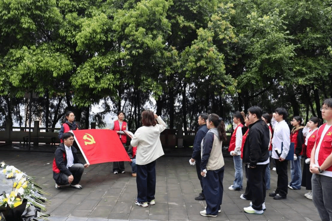 党总支宣传委员杨丽带领党员重温入党誓词