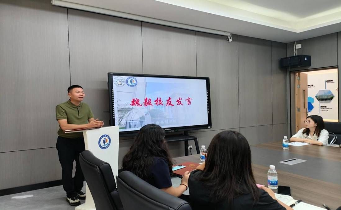 图为魏毅校友发言环节