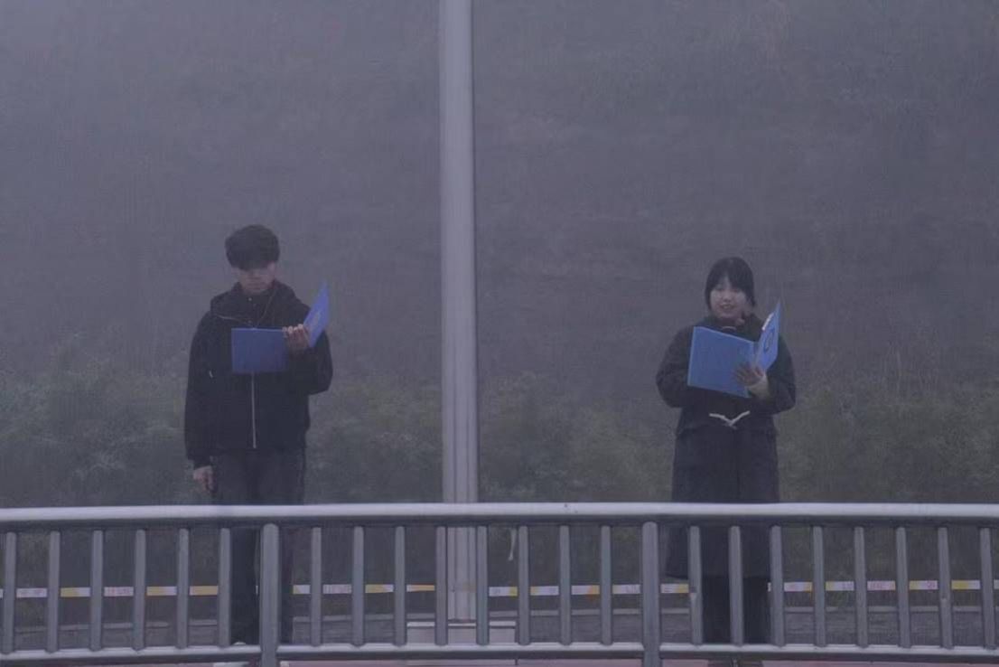 一些人站在围栏边 AI 生成的内容可能不正确。