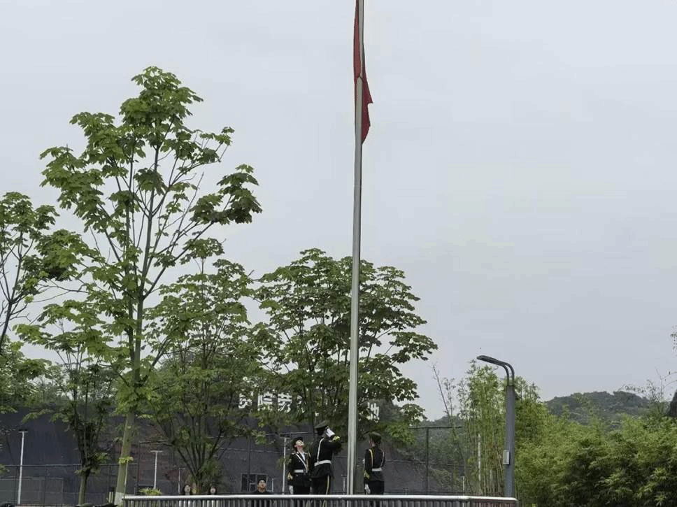 “赓续红色血脉，厚植家国情怀”外语外贸学院第十三周 升旗仪式顺利开展
