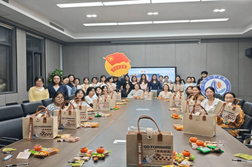 皓月庆华诞 励志启新程——外语外贸学院学子中秋国庆慰问会